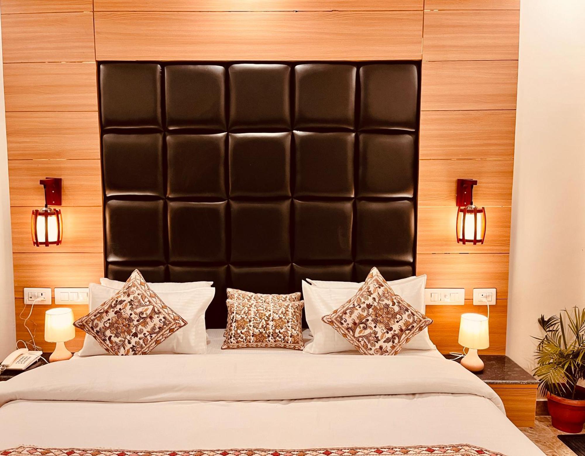 Hotel Classic Crown - #Scenic Mountain View #Open Terrace #Parking #Premium Rooms With Balcony #Guest Preferred #Best Selling Hotel In Mussoorie Exterior photo